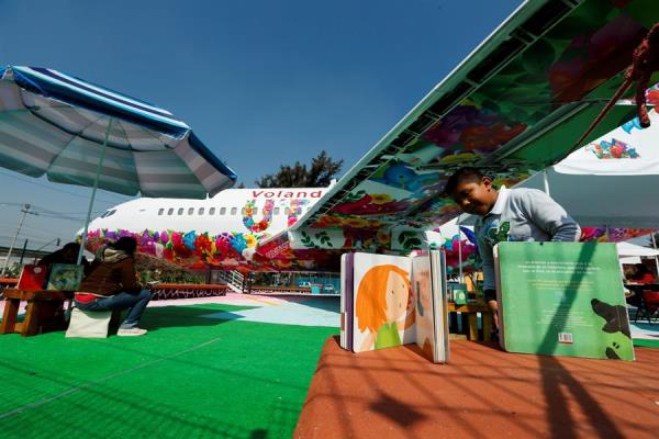 Un avión biblioteca para que despegue la lectura en una barriada de México