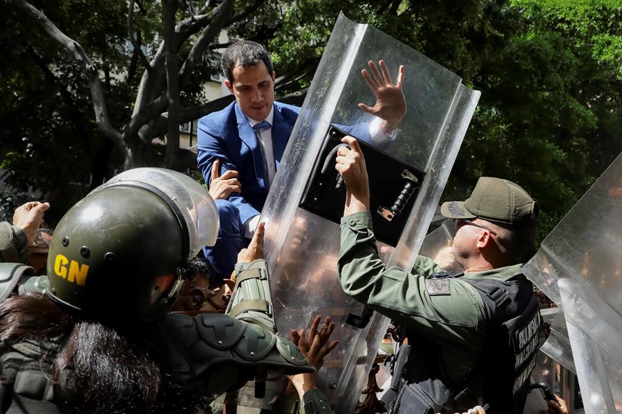 Maduro dice que Guaidó “no quiso dar la cara”