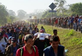 Caravana migrante entra de forma irregular a México pero promete orden