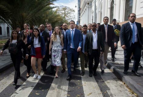 Guaidó lidera caravana de diputados opositores a la AN
