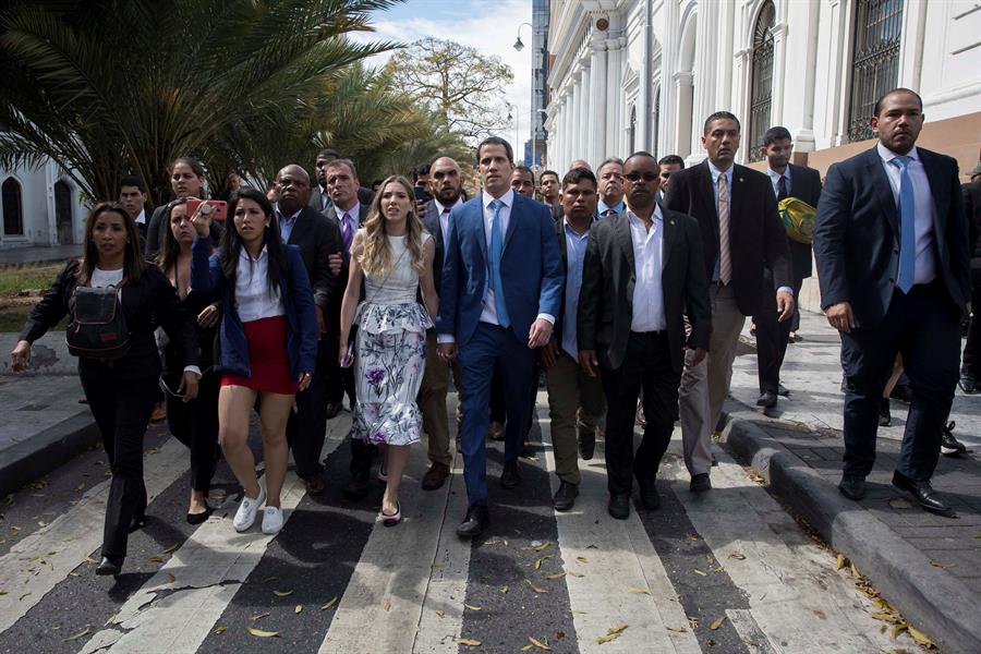 Guaidó lidera caravana de diputados opositores a la AN