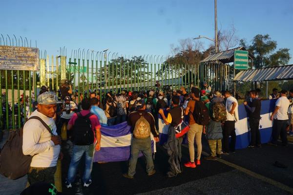 Nuevos miembros de caravana migrante se agolpan en frontera Guatemala-México