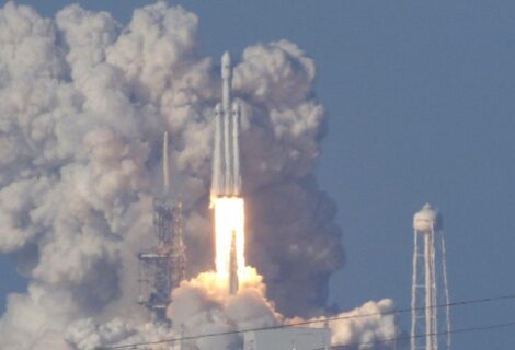 SpaceX lanza al espacio nuevos satélites para crear su propia red de internet