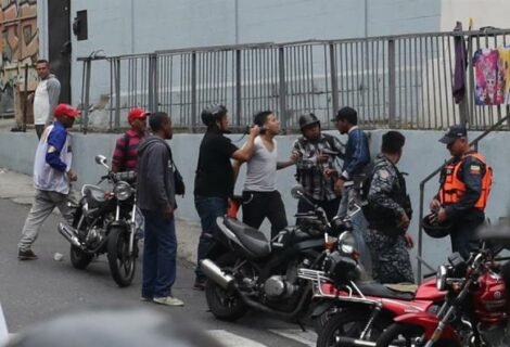 Civiles armados impiden el ingreso de opositores al Parlamento venezolano