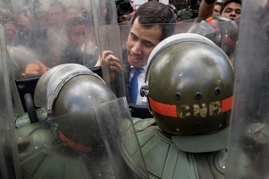 Guaidó apela a la protesta callejera ante disyuntiva en la AN
