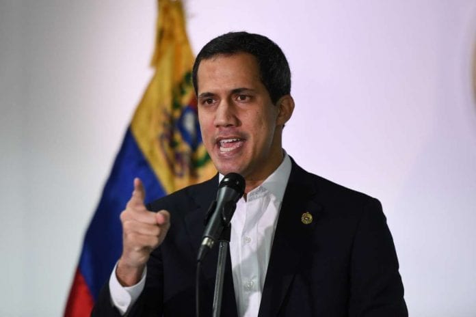 Guaidó, sin sede: el chavismo se atrinchera a golpes en el Parlamento