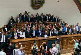 Guaidó y diputados entraron a la fuerza a la Asamblea Nacional