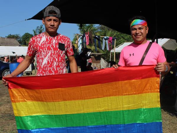 Migrantes homosexuales y trans piden ayuda a la comunidad LGBT de México
