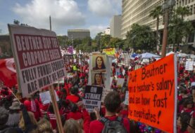 Miles de maestros de Florida protestan por mejoras en los salarios