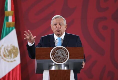 López Obrador se ríe de memes sobre rifa del avión presidencial