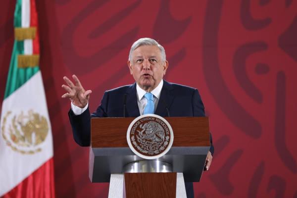 López Obrador se ríe de memes sobre rifa del avión presidencial