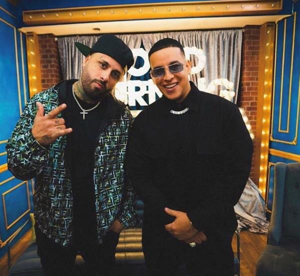 Daddy Yankee y Nicky Jam cantan en Times Square su nuevo éxito «Muévelo»