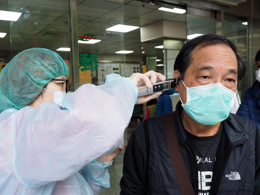 Wuhan lucha por más recursos contra un virus que infecta ya a 28.000 en China