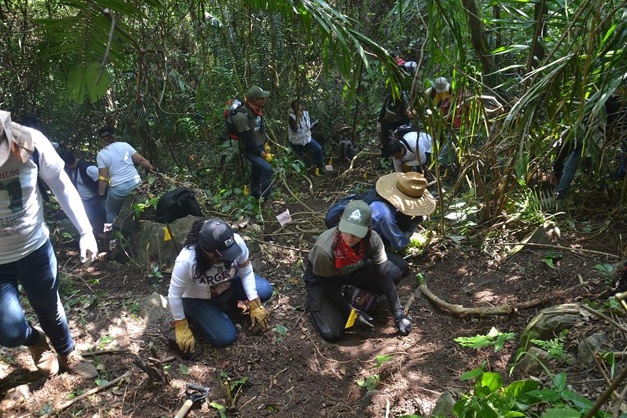 Familiares de desaparecidos escarban en busca de fosas clandestinas en México