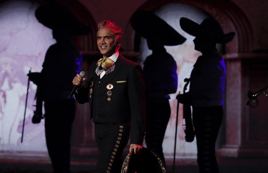 Premios Lo Nuestro reconocerán a Alejandro Fernández con un galardón especial