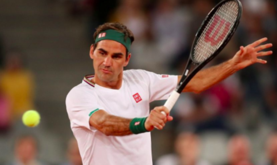 Federer se opera la rodilla derecha y será baja en la temporada de arcilla