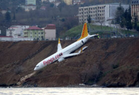 Avión de pasajeros se sale de la pista de aterrizaje y se rompe en Turquía