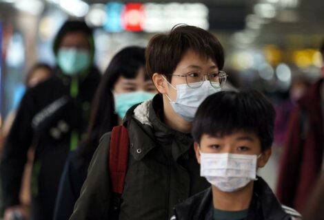 China pide calma mientras intenta revertir la propagación del coronavirus