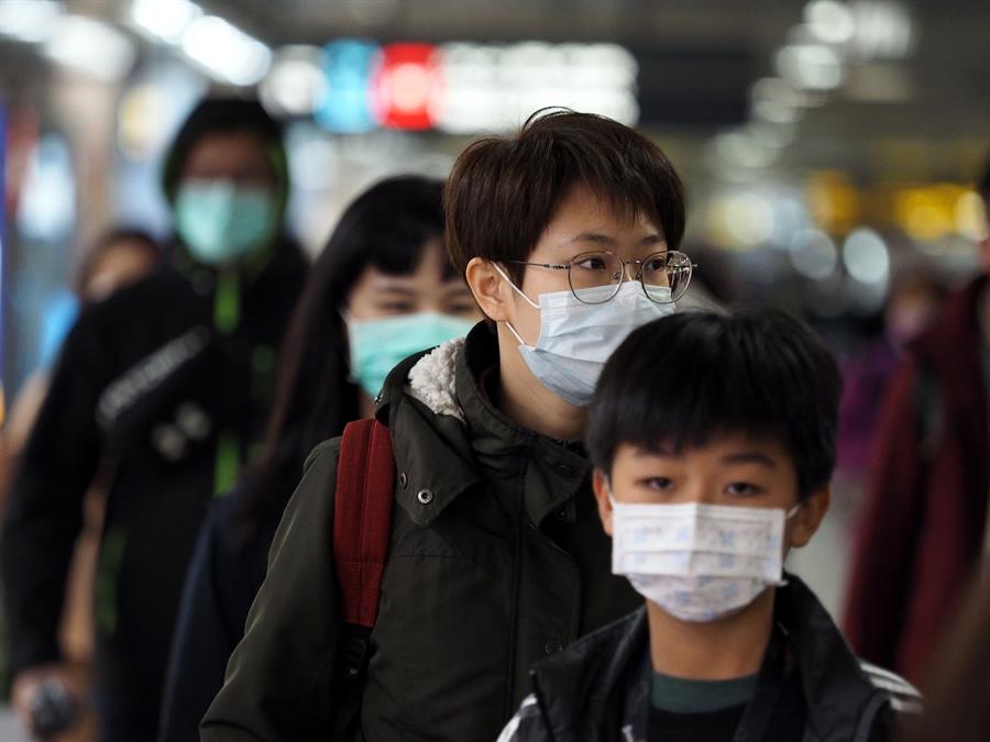 China pide calma mientras intenta revertir la propagación del coronavirus