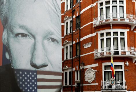 Abogados de Assange pedirán su libertad por el COVID-19