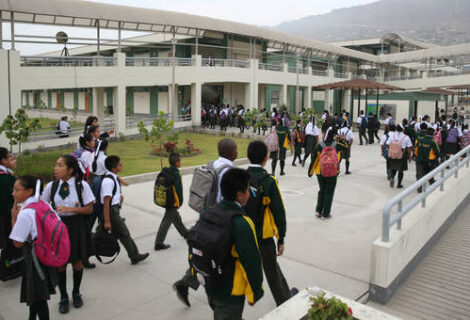 Perú posterga clases escolares y aislará a viajeros