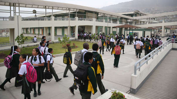 Perú posterga clases escolares y aislará a viajeros