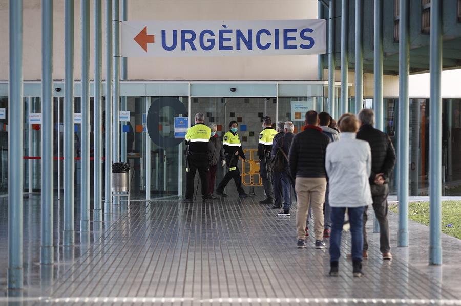 En España los hospitales están desbordados y personal agotado