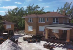 En Florida trasladan completa una mansión de 94 años y 450 toneladas