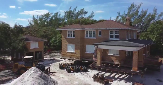En Florida trasladan completa una mansión de 94 años y 450 toneladas