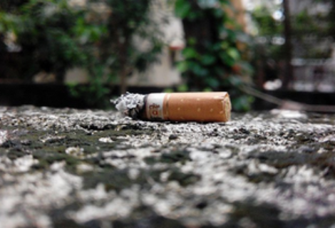 Los fumadores contaminan el ambiente aun cuando no están fumando