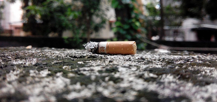 Los fumadores contaminan el ambiente aun cuando no están fumando
