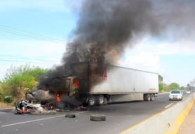 Delincuentes queman automóviles y bloquean carreteras en centro de México