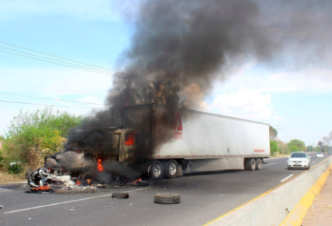 Delincuentes queman automóviles y bloquean carreteras en centro de México