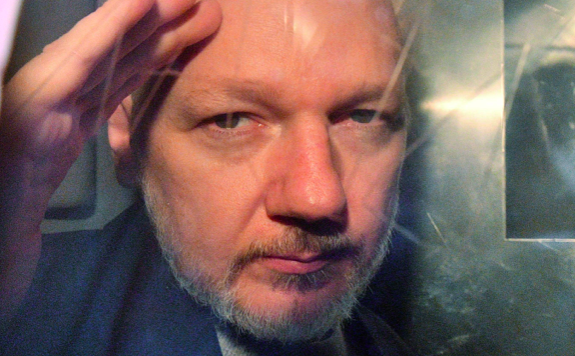 Tribunal niega la libertad condicional a Assange pese a temores por COVID-19