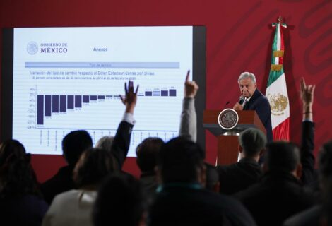 López Obrador dice que el peso mexicano "resistió" al lunes negro