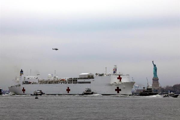 Llega un buque hospital a Nueva York para reforzar la lucha contra COVID-19