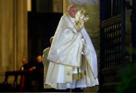 El papa bendice al mundo en soledad por el coronavirus