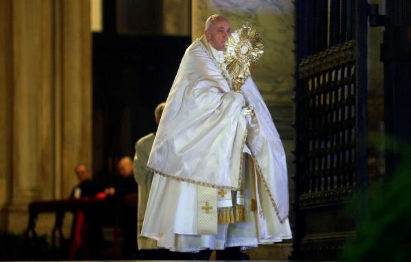 El papa bendice al mundo en soledad por el coronavirus