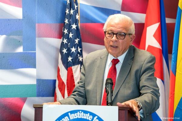 Exalcalde de Miami, presidente de Instituto Interamericano para la Democracia