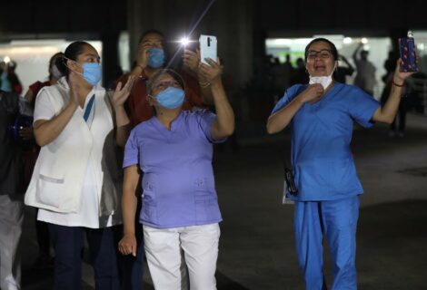 Vecinos de un hospital aplauden a sus médicos en el DF mexicano