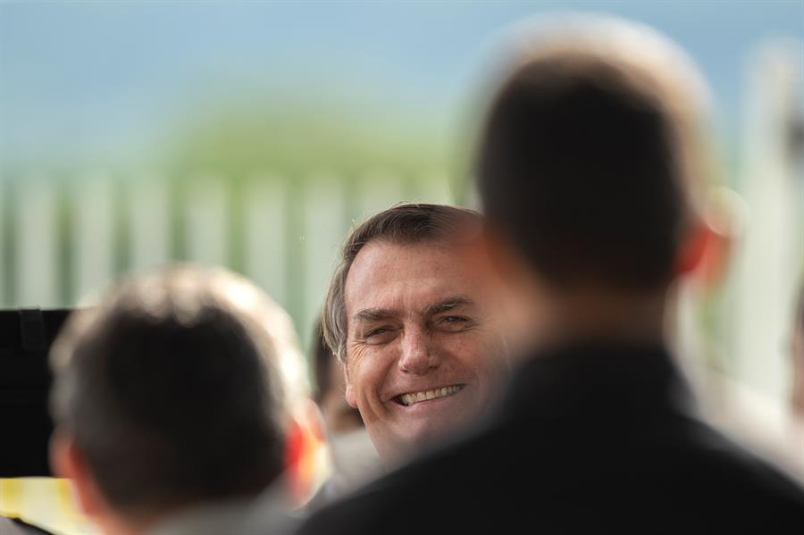 Bolsonaro espera que Brasil vuelva a la normalidad antes de cuatro meses