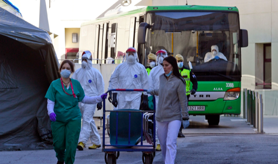 España suma otras 932 muertes de coronavirus y se plantea extender el confinamiento