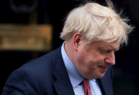 Boris Johnson continuará "aislado" en Downing Street al seguir con "fiebre"