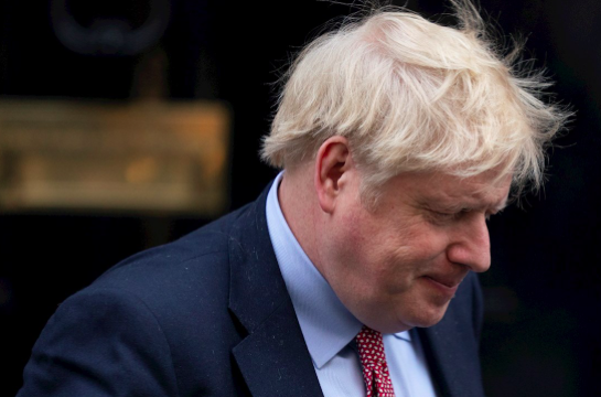 Boris Johnson continuará «aislado» en Downing Street al seguir con «fiebre»
