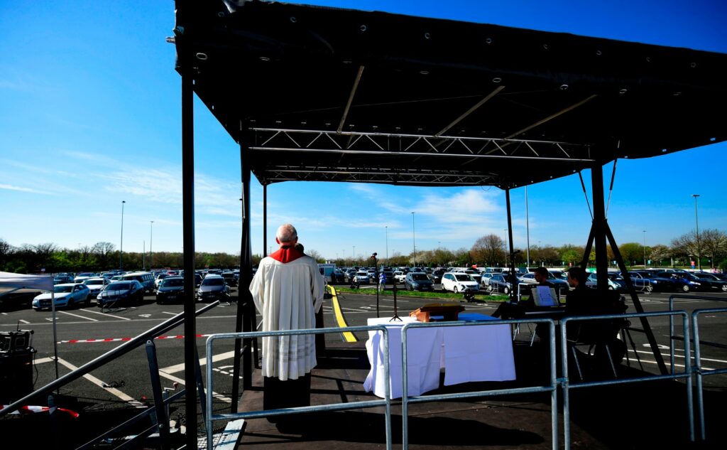 En Alemania fieles celebran misa desde sus carros en un autocine
