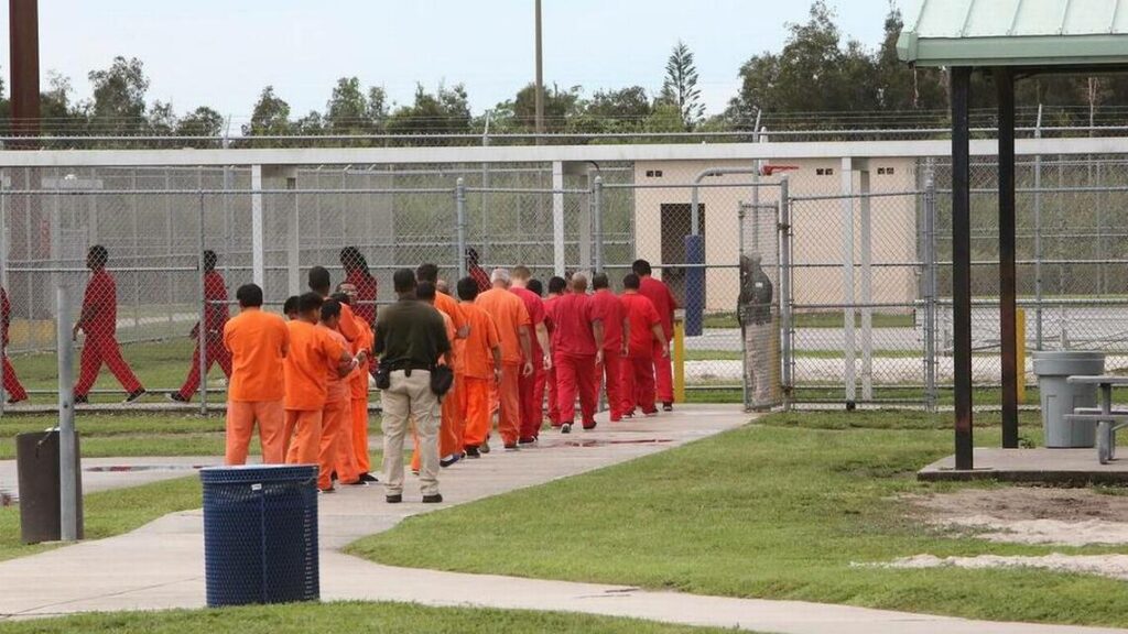 Inmigrantes detenidos en Florida bajo observación por COVID-19