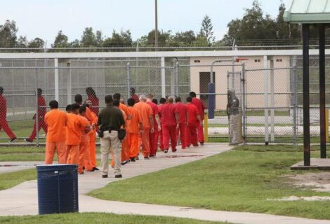 Inmigrantes detenidos en Florida bajo observación por COVID-19