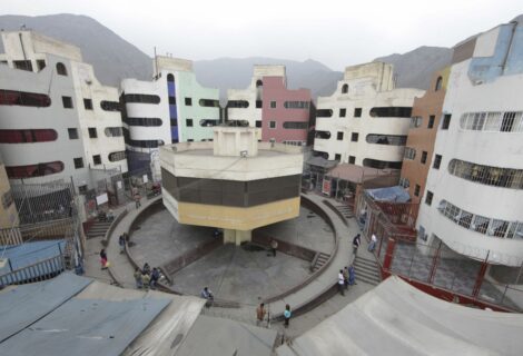 Presos se amotinan en penal de Lima tras muertes por COVID-19