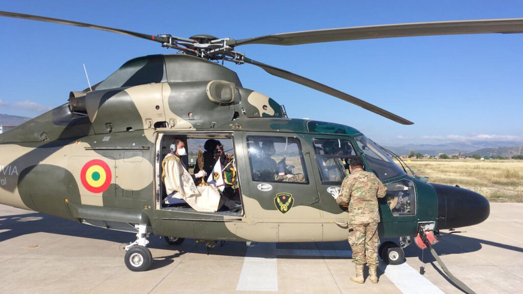 Párroco bendice una ciudad desde un helicóptero por cuarentena en Bolivia