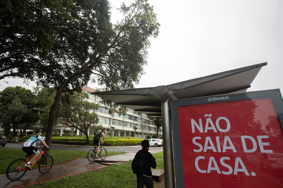 Sao Paulo prolonga su cuarentena mientras Bolsonaro juega a la desobediencia